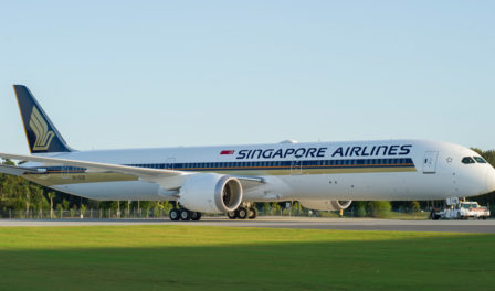 avión de singapore airlines en la pista