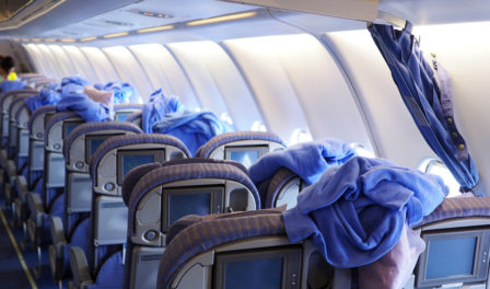 正在清洁航空公司客舱