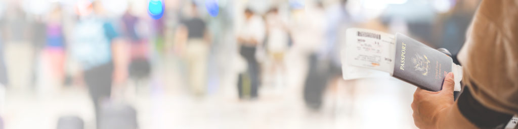 手持护照和登机牌的人