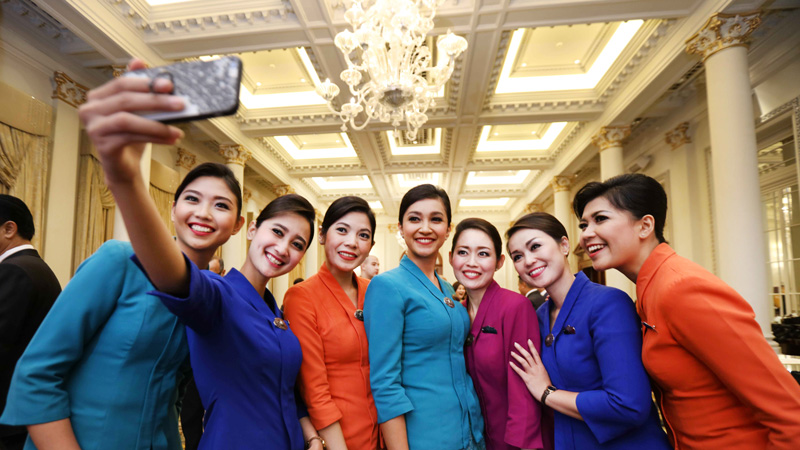 la tripulación de garuda indonesia celebra con un selfie en grupo