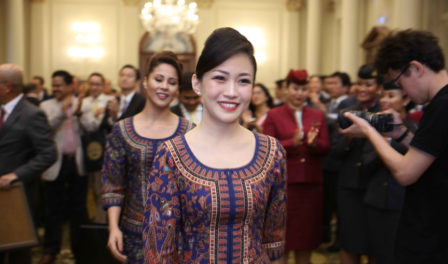 tripulación de cabina de singapore airlines recoge el premio