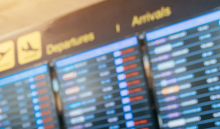pantallas informativas de llegadas y salidas de vuelos