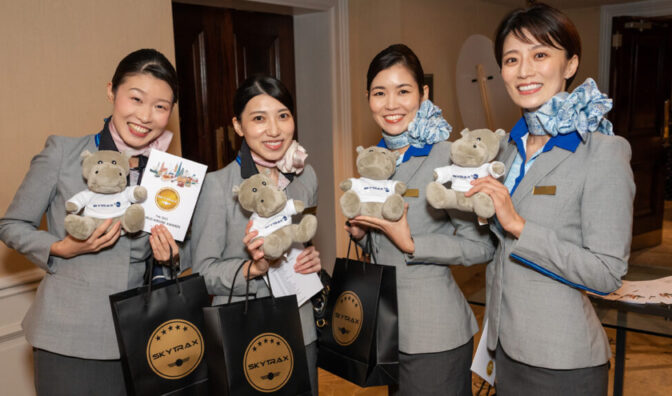 tripulación de cabina de ana all nippon airways con bolsas de regalo
