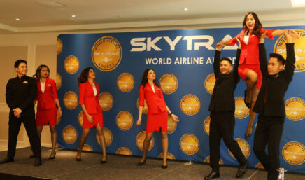 Actuación previa a los premios del divertido equipo de AirAsia