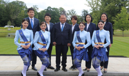 Sr. Puttipong Prasarttong-Osoth Presidente de Bangkok Airways y equipo