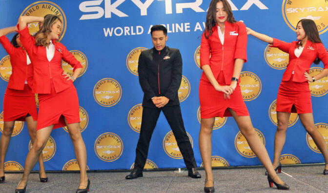 Actuación previa a los premios del divertido equipo de AirAsia