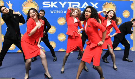 La tripulación de cabina de AirAsia entretiene a los invitados con un espectáculo de baile previo a la entrega de premios