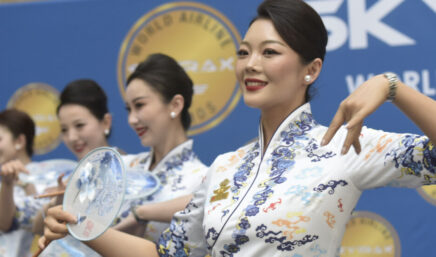 la tripulación de cabina de Hainan Airlines realiza una actuación en los World Airline Awards
