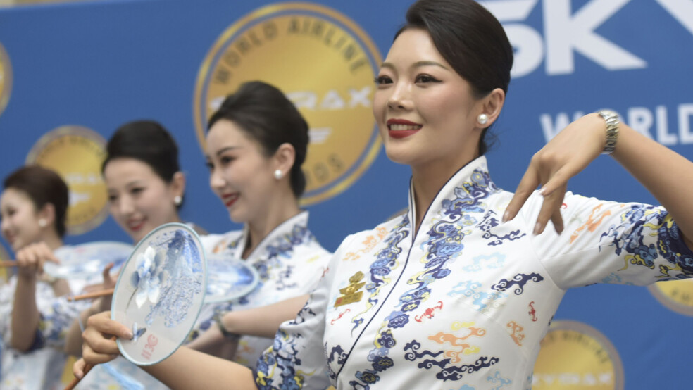 la tripulación de cabina de Hainan Airlines realiza una actuación en los World Airline Awards