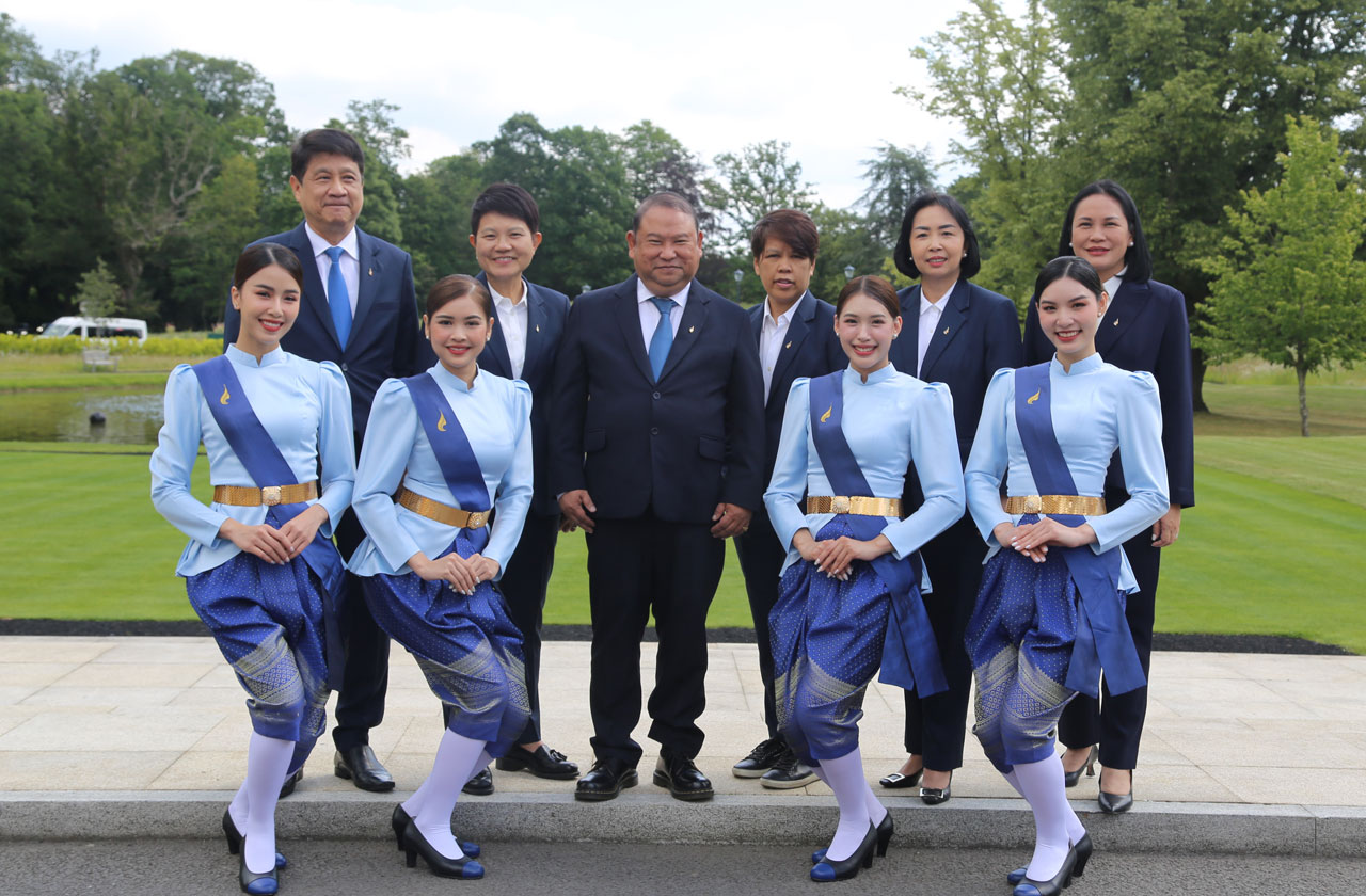 Mr Puttipong Prasarttong-Osoth President of Bangkok Airways and colleagues